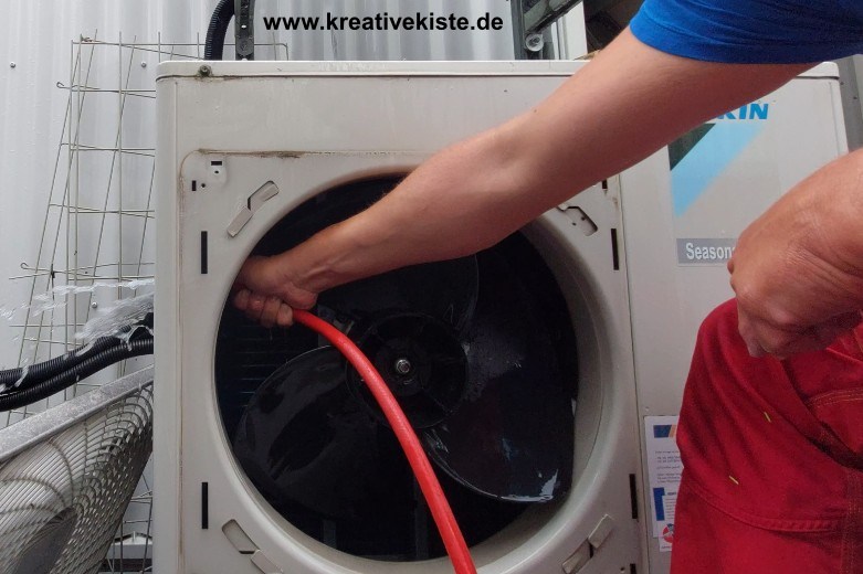 den wäremtauscher des Außengerätes mit Wassser reingen