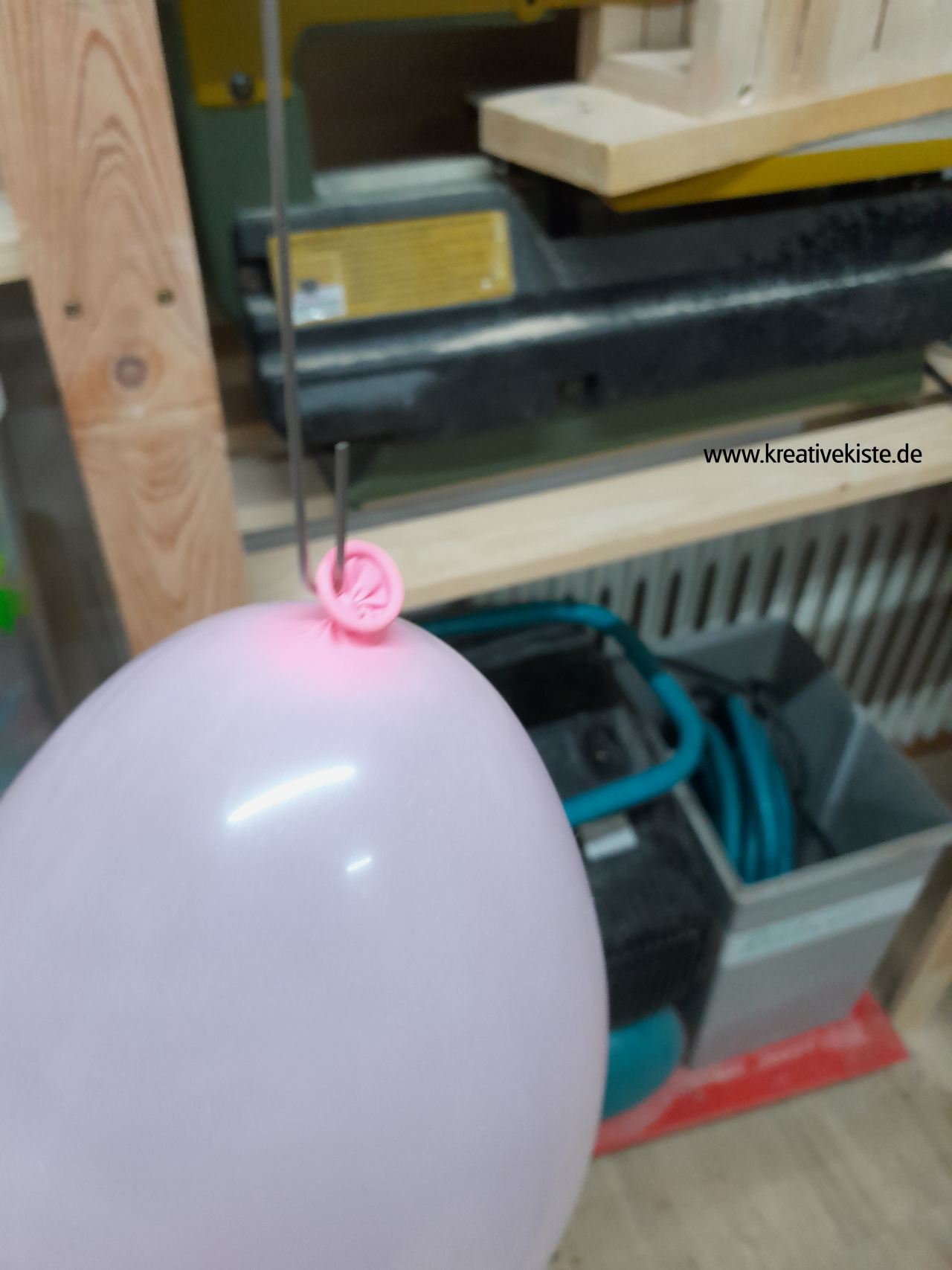 DIY Osternest aus Klopapier und Luftballon mit Kindern selber basteln 3