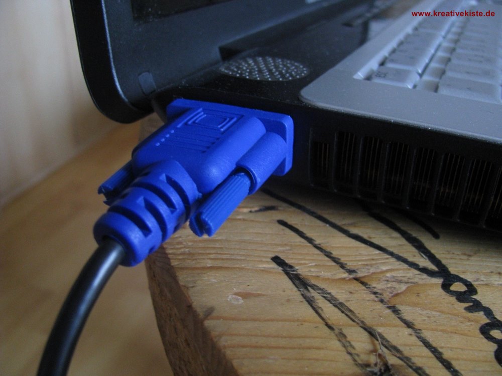 4-laptop-beamer-vga-dvi-anschluss-kabel-buchse-einstecken