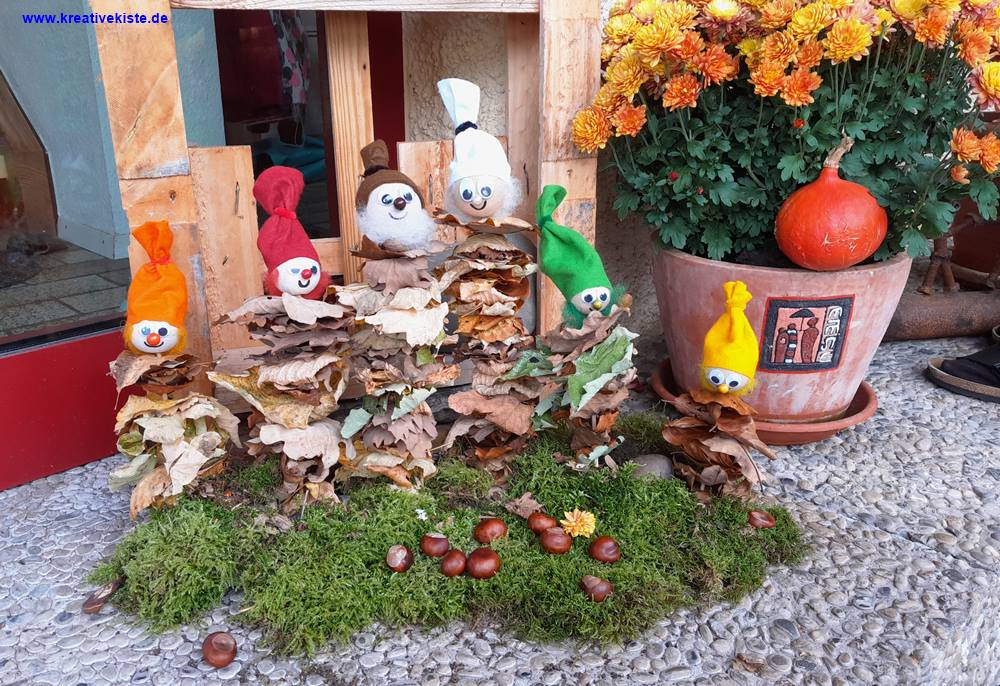 Herbst Dekoration Figuren aus Blättern Kastanien und Holz 2